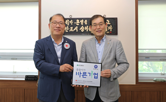 박명수(오른쪽) ㈜명진금속 대표가 