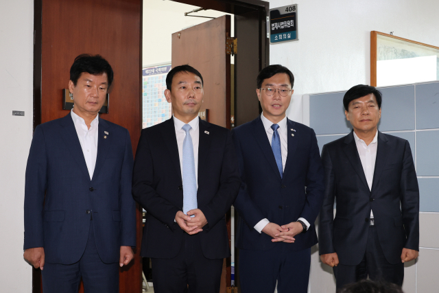더불어민주당 장경태 의원 등 여당 법제사법위원회 위원들이 28일 국회 법사위 법안심사소위에서 집중투표제를 의무화하고 감사위원 분리 선출을 확대하는 내용의 상법 개정안을 여당 주도로 통과시킨 후 취재진에게 내용을 설명하고 있다. 왼쪽부터 더불어민주당 박균택·김용민·장경태·이성윤 의원. 연합뉴스