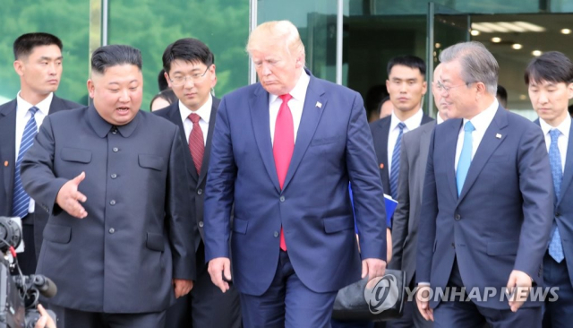 2019년 6월 판문점에서 만난 세 정상. 왼쪽부터 김정은 위원장, 트럼프 대통령, 문재인 전 대통령. 연합뉴스