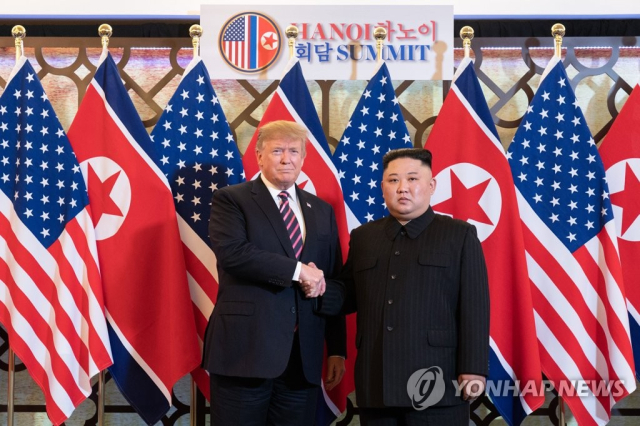 2019년 베트남 하노이에서 2차 북미 정상회담은 한 트럼프 대통령과 김정은 위원장이 악수하고 있다. 연합뉴스