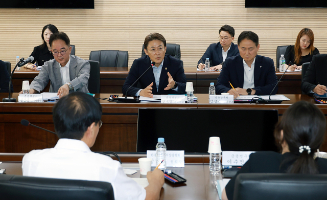 권대영 금융위원회 부위원장(가운데)이 29일 오전 서울 중구 서민금융진흥원에서 채무자에 대한 채무상담 등 현장 경험이 풍부한 민간 전문가, 유관기관과 함께 개최한 개인 연체채권 관리 관련 현장 간담회에서 금융회사등의 개인 연체채궈 관리실태 파악 및 개선방향에 대해 논의했다. 금융위