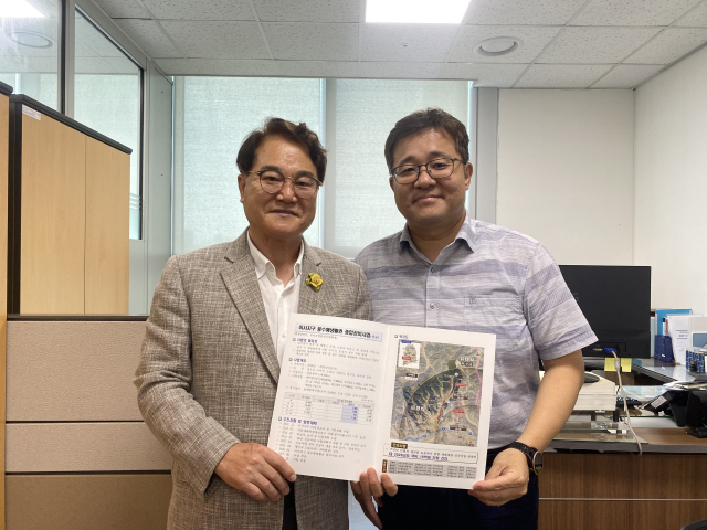 김하수 청도군수가 정부세종청사 기재부 천재호 복지안전예산 심의관을 만나 국비지원을 요청했다. 청도군 제공