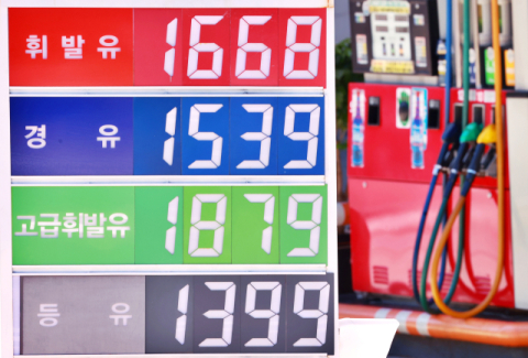 트럼프 한마디에 국제 유가 2%대↑…국내 기름값도 들썩