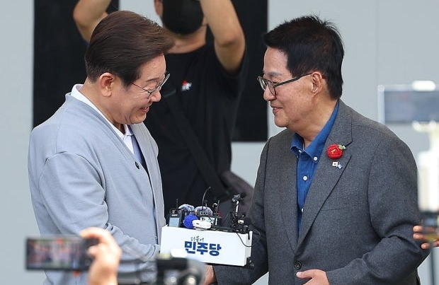 이재명 대통령과 박지원 더불어민주당 국회의원. 연합뉴스