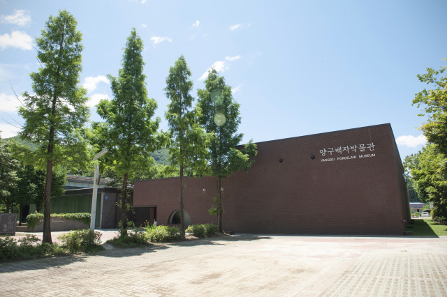 양구는 조선백자의 시원지로서, 양구백토는 조선의 왕실백자 제작에 쓰인 원료로 알려져 있다. 양구백자 생산 역사 600년을 정립하는 양구백자박물관(5경)에서는 조선백자의 마지막 꽃 양구청화백자 항아리를 중심으로 질 좋은 양구백토로 빚어 놓은 하얀 조선백자의 빛을 확인할 수 있다.