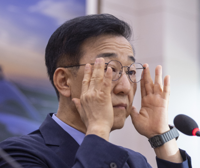 김윤덕 국토교통부 장관 후보자가 29일 국회 국토교통위원회에서 열린 인사청문회에서 안경을 고쳐쓰고 있다. 연합뉴스