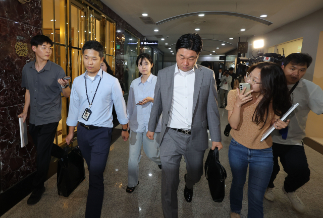 김건희 여사의 의혹들을 수사하는 민중기 특별검사팀 관계자들이 25일 서울 서초구 아크로비스타 내 김 여사의 코바나컨텐츠 사무실 압수수색을 마친 뒤 철수하고 있다. 사진은 기사와 직접적인 관련이 없음. 연합뉴스