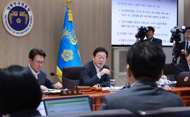 이재명 대통령이 29일 서울 용산 대통령실 청사에서 열린 국무회의에서 김영훈 고용노동부 장관의 발제를 들은 뒤 국무위원들과 중대재해 근절대책 토론을 하고 있다. 연합뉴스