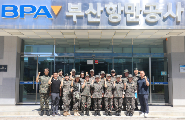 부산 남구 여성예비군들이 29일 부산항만공사를 방문해 기념촬영을 하고 있다. [사진=BPA]