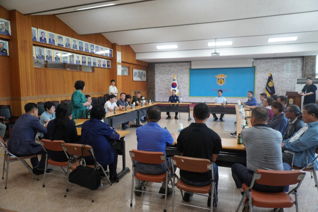 경북북부제1교도소 교정협의회는 지난 29일 경북북부제1교도소를 방문해 혹서기 수용자들의 건강한 여름나기를 돕기 위해 생수 2만병을 기부했다. 경북북부제1교도소 제공