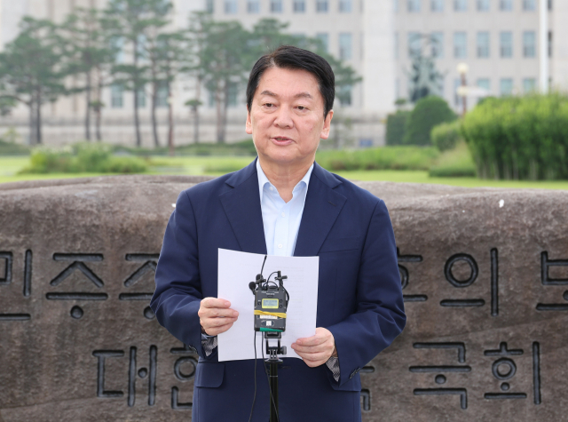 국민의힘 안철수 의원이 29일 서울 여의도 국회 상징석 앞에서 당대표 선거 출마 선언, 내란 특검 관련 기자회견을 하고 있다. 연합뉴스
