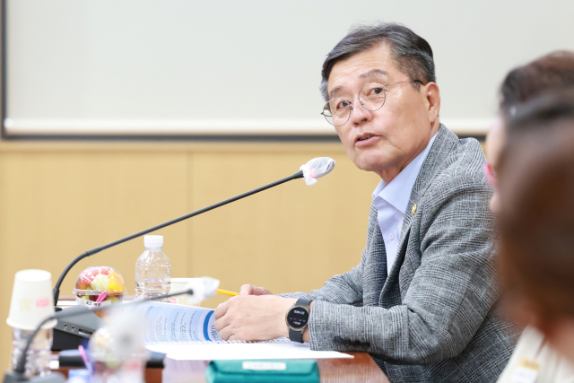 29일 안동에서 열린 경북시군의회의장협의회는 회의에서 정부의 미국산 농축산물 수입 검토에 대해 중단을 요구하는 성명서를 제안한 심상휴 청송군의장. 청송군의회 제공