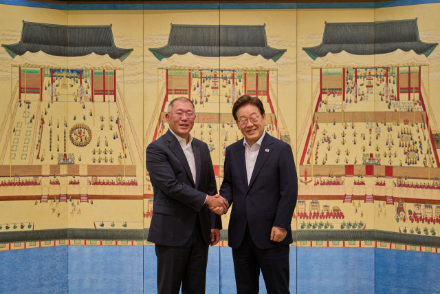 지난 14일 이재명 대통령이 서울 한남동 관저에서 정의선 현대차그룹 회장과 만찬 간담회에서 악수하는 모습. 연합뉴스