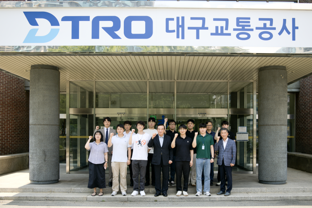 경일대 KIU철도아카데미 출신 대구교통공사 합격자들과 철도아카데미 관계자 단체 사진을 찍고 있다. 경일대 제공