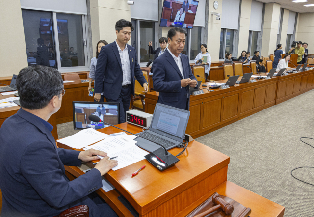 국회 환경노동위원회 국민의힘 의원들이 28일 윤석열 전 대통령이 거부권(재의요구권)을 행사했던 