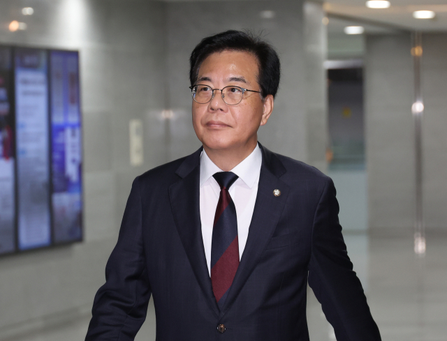 국민의힘 송언석 비상대책위원장 겸 원내대표가 30일 서울 여의도 국회 의원회관에서 국민의힘 정책위원회 주최로 열린 방송3법 저지를 위한 연속토론회에 참석하고 있다. 연합뉴스