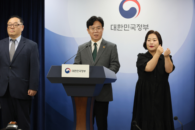 김영훈 고용노동부 장관이 29일 서울 종로구 정부서울청사에서 노동조합 및 노동관계조정법 개정안(노란봉투법) 관련 브리핑에 참석하고 있다. 연합뉴스