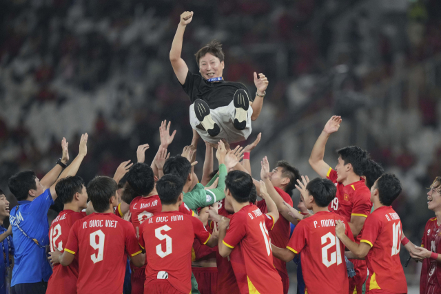 베트남 23세 이하(U-23) 대표팀 선수들이 김상식 감독을 헹가래를 치고 있다. 연합뉴스