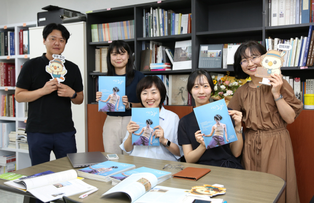 28일 임언미(가운데) 대구시 문화유산과 문화예술기록팀장이 이날 나온 2025년 8월호와 AI기자 캐릭터 