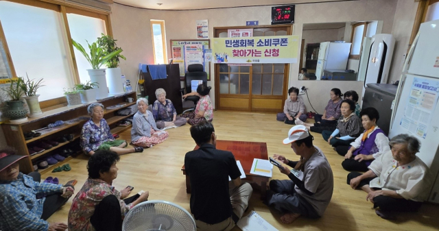 의성군은 고령층과 취약계층을 방문해 민생 회복 소비쿠폰 현장 신청을 도와주는 
