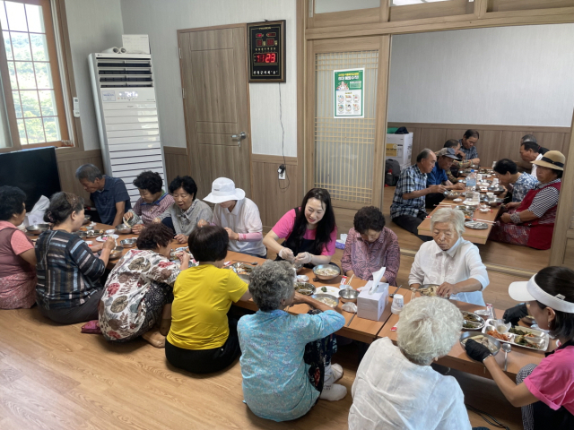 경남 양산시 여성리더대학 11기 교육생들이 지난 29일 집중폭우 피해를 입은 산청군 신등면 율현마을을 방문해 중식제공 봉사활동을 하고 있다. [사진=양산시]