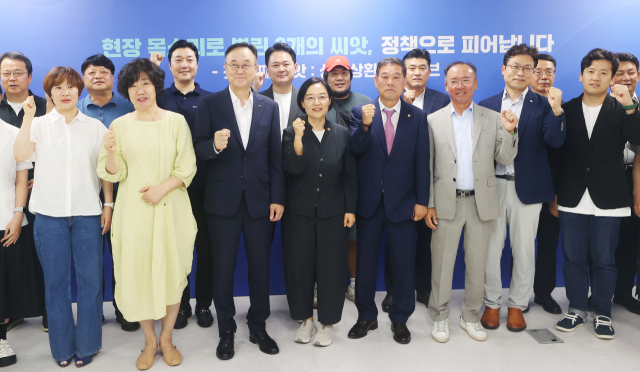 한성숙 중소벤처기업부 장관이 30일 오후 서울 종로구 소상공인시장진흥공단 서울중부센터에서 열린 