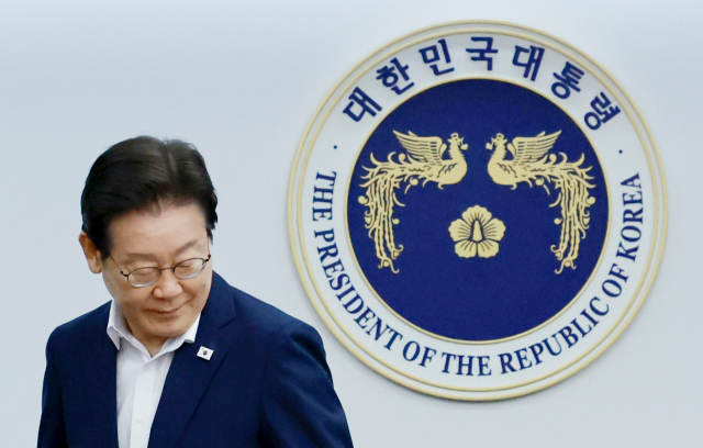 이재명 대통령이 30일 서울 용산 대통령실 청사에서 열린 비상경제점검 태스크포스(TF) 3차 회의에서 국기에 경례를 마친 뒤 자리로 향하고 있다. 연합뉴스