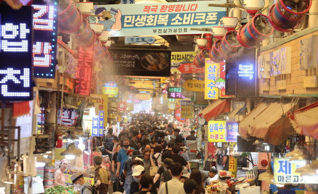 중복인 30일 찜통 폭염이 이어지는 가운데 부산 부산진구 부전시장에 상인회에서 내건 