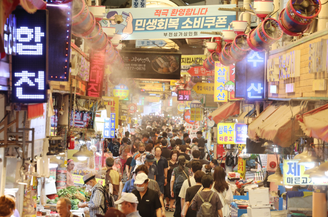 중복인 30일 찜통 폭염이 이어지는 가운데 부산 부산진구 부전시장에 상인회에서 내건 