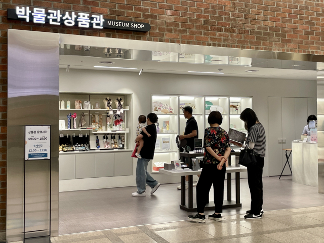 국립대구박물관 내 박물관상품관이 방문객들로 붐비고 있다. 이연정 기자
