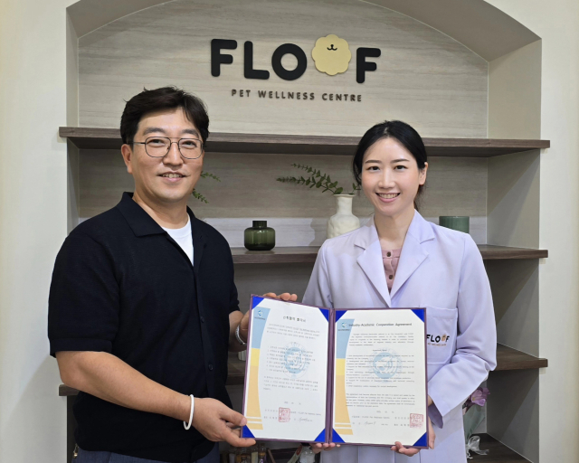 영진전문대 반려동물과가 태국 방콕 플루프 펫 웰니스 센터와 산학협력 업무협약(MOU)을 체결하고, 이종민 교수(완쪽)와 센터 관계자가 사진 촬영을 하고 있다. 영진전문대 제공