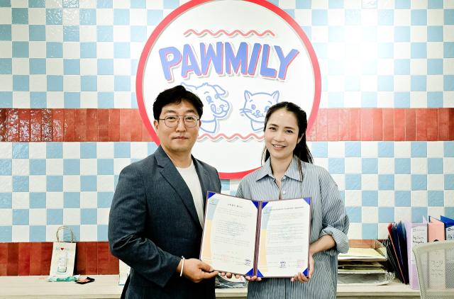 영진전문대 반려동물과가 태국 방콕 포미리 펫 컴퍼니와 MOU를 체결하고 이종민 교수(왼쪽)와 센터 관계자가 사진 촬영을 하고 있다. 영진전문대 제공