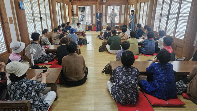 역사 교육 및 한방체험을 실시하고 있는 대구한의대의 청도여성대학 재학생. 대구한의대 제공