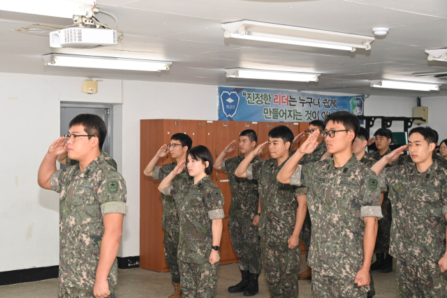 대구한의대 김문섭 부총장님 앞에서 하계 입영훈련출정 신고를 하는 후보생들. 대구한의대 제공