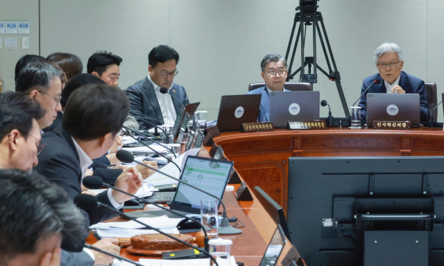 최동석 인사혁신처장이 29일 서울 용산 대통령실 청사에서 이재명 대통령 주재로 열린 국무회의에서 중대재해 근절대책 토론을 하며 발언하고 있다. 연합뉴스