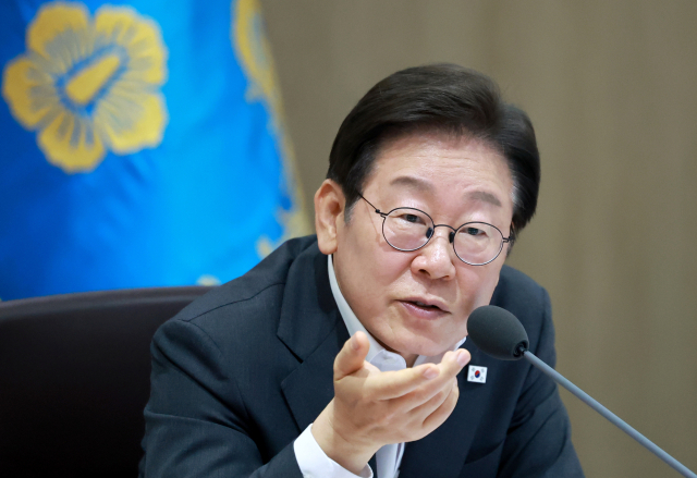 이재명 대통령이 29일 서울 용산 대통령실 청사에서 열린 국무회의에서 산불, 산사태 대책 논의를 하며 송미령 농림축산식품부 장관에게 질문을 하고 있다. 연합뉴스