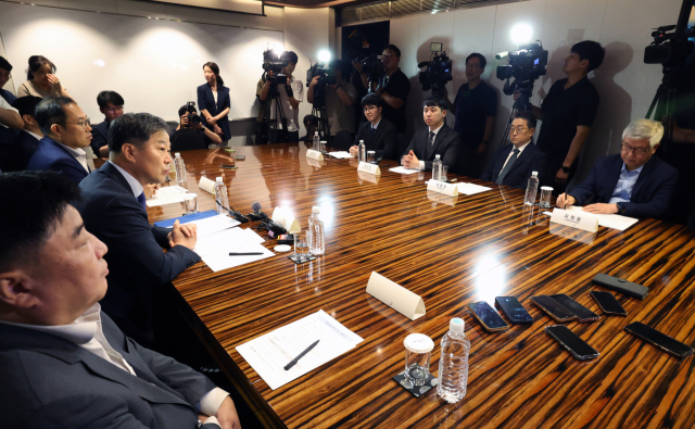 지난 25일 서울 중구 플라자호텔에서 이형훈 보건복지부 제2차관(왼쪽 두번째)과 수련환경평가위원회 유희철 위원장(오른쪽부터), 김원섭 대한수련병원협의회장, 한성존 대한전공의협의회(대전협) 비대위원장, 김동건 대전협 비대위원이 참석한 가운데 수련협의체 첫 회의가 열렸다. 연합뉴스