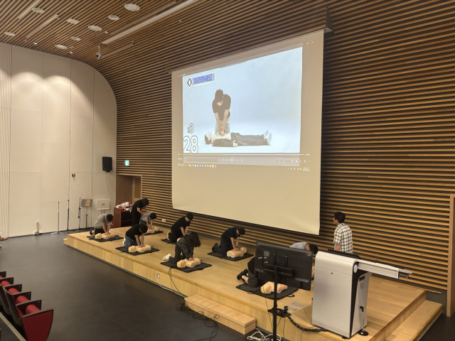 심폐소생술 실습 모습. 경남도 교육청 제공