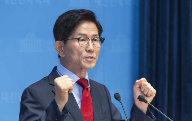 국민의힘 당 대표 선거에 출마한 김문수 후보가 31일 국회 소통관에서 비전·공약 발표를 하고 있다. 연합뉴스