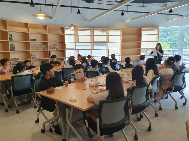 청량산박물관 국보순회전에 참여한 봉화지역 어린이들이 문화유산에 대한 설명을 듣고 있다. 봉화군 제공