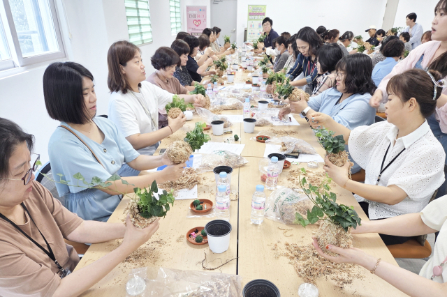 청송군정신건강복지센터는 지난 28일 보현재가노인센터에서 중장년층 생활지원사 50명을 대상으로 정신건강 프로그램 