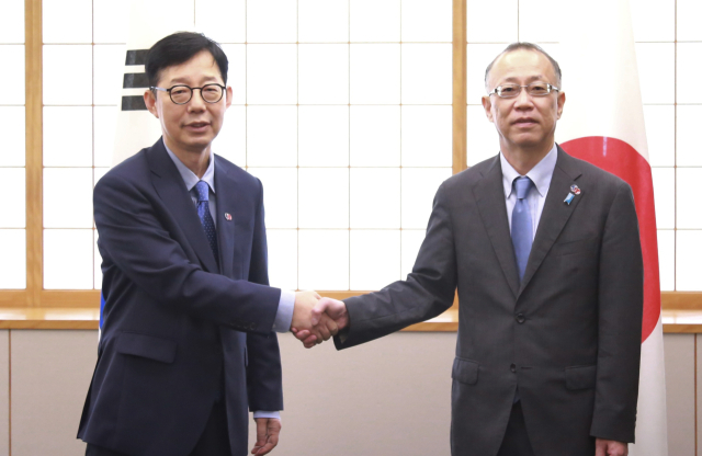 박윤주 외교부 제1차관(왼쪽)이 7월 18일 일본 도쿄에서 열린 한일 외교차관회담에서 후나코시 다케히로 일본 외무성 사무차관과 기념 촬영하고 있다. 연합뉴스