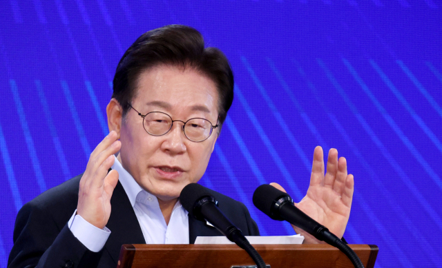 이재명 대통령이 31일 정부서울청사에서 고위공직자들을 대상으로 특별 강연을 하고 있다. 연합뉴스