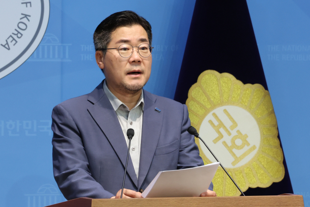 더불어민주당 박찬대 당대표 후보가 30일 서울 여의도 국회 소통관에서 공약 발표 후 지지를 호소하고 있다. 연합뉴스
