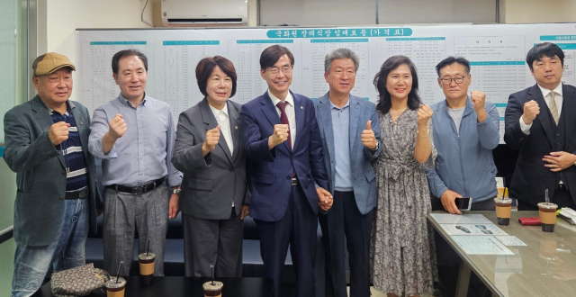8·22 국민의힘 전당대회 당 대표 선거에 출마한 조경태 국회의원(부산 사하구을)이 31일 오후 1시 대구 서구에서 지역 당원들과 간담회를 갖고 기념 사진을 촬영하고 있다. 윤정훈 기자