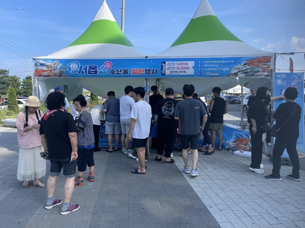 지난해 영덕군 강구항 일원에서 열린 수산물 할인행사에 방문한 고객들. 영덕군 제공