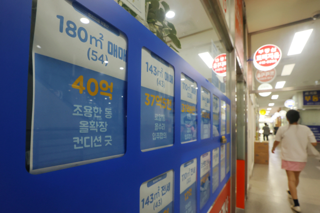 주택담보대출 상한을 6억원으로 묶는 등 내용을 담은 6·27 가계부채 관리 방안이 부동산 시장에 영향을 계속 미치면서 서울 아파트 매매가격 상승세가 5주째 둔화했다. 31일 한국부동산원이 발표한 7월 넷째 주(7월28일 기준) 전국 주간 아파트 가격 동향 조사 결과를 보면 서울 아파트 매매가격은 0.12% 올랐다. 상승폭은 전주(0.16%) 대비 0.04%포인트 축소됐다. 사진은 이날 서울 시내 한 부동산중개업소에 게재된 매물 안내문. 연합뉴스