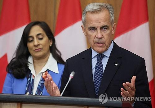 팔레스타인을 국가로 인정하자는 기자회견을 하고 있는 마크 카니 캐나다 총리. 연합뉴스