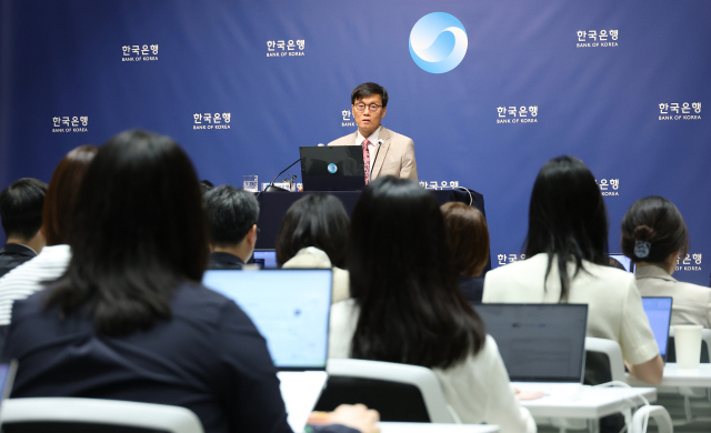 이창용 한국은행 총재가 10일 서울 중구 한국은행에서 열린 금융통화위원회 금리 결정에 대한 기자간담회에서 발언하고 있다. 연합뉴스