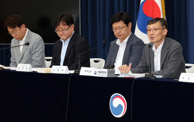 기획재정부 박금철 세제실장(오른쪽 첫 번째)이 7월 29일 정부세종청사 민원동 브리핑실에서 2025 세제 개편안 상세 브리핑을 하고 있다. 오른쪽부터 박금철 세제실장. 조만희 조세총괄정책관, 김병철 재산소비세정책관, 최재영 관세정책관. 매일신문 DB